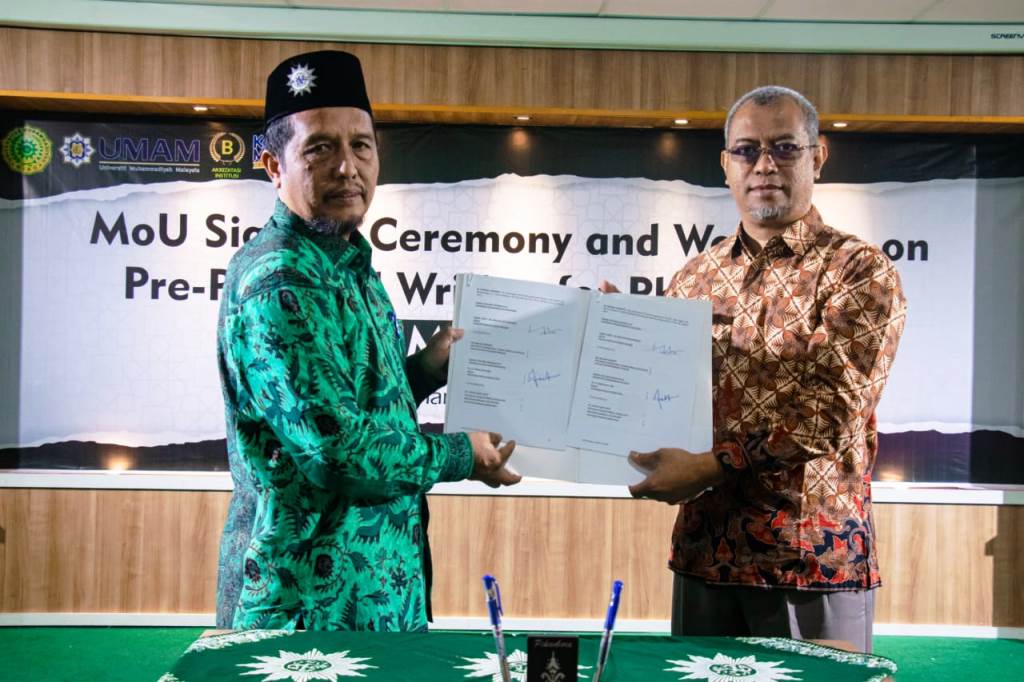 Rektor Umri Dr Saidul Amin dan Rektor UMMA Prof Madya Dr Waluyo Adi Siswanto usai penandatangan MoU di Kampus Utama Umri.(foto: istimewa)